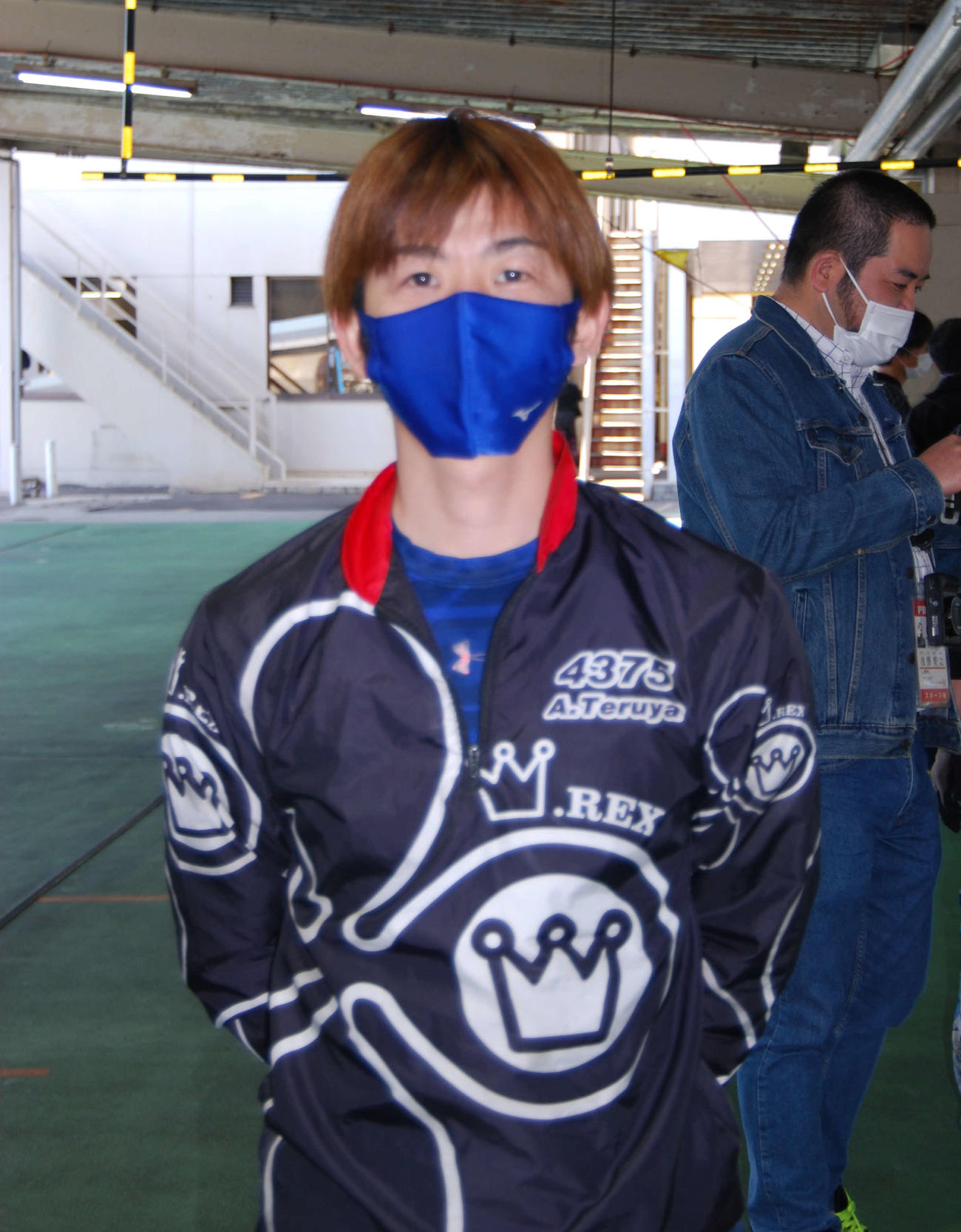 複勝率トップの49号機を引き手応え抜群の照屋厚仁（撮影・神田成史）