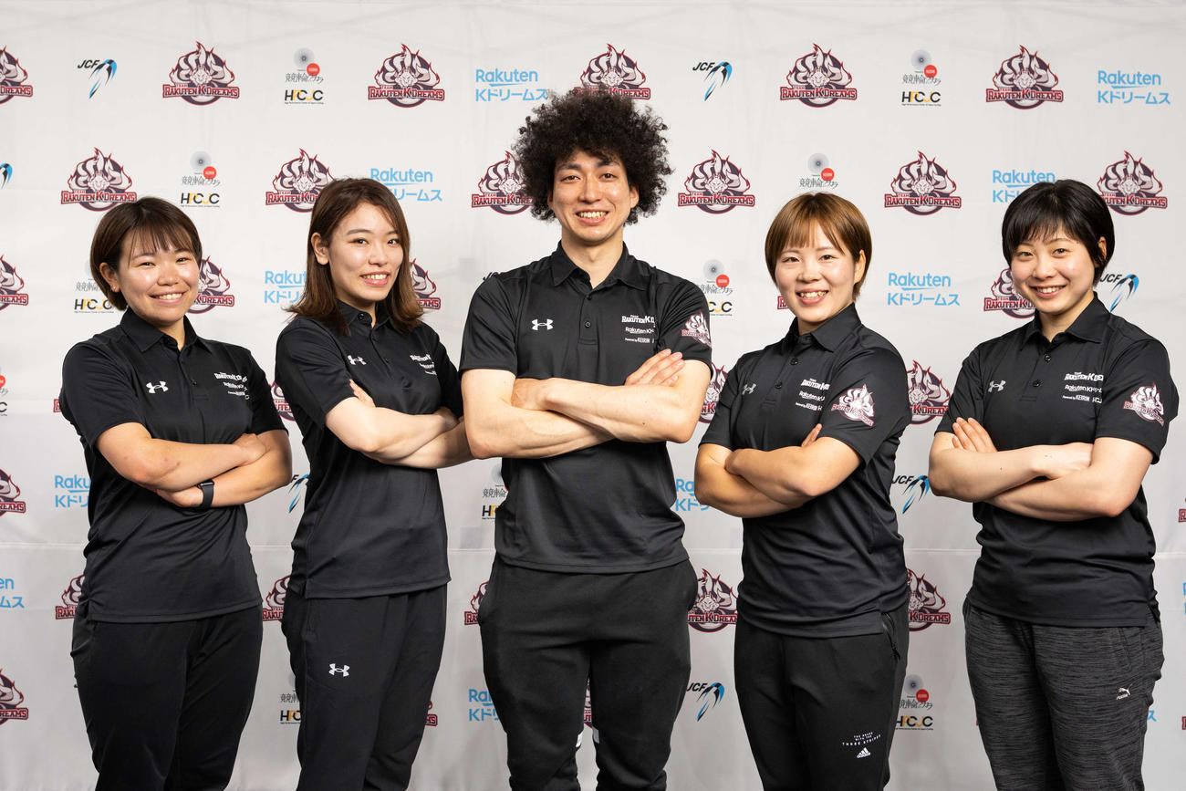 「チーム楽天Kドリームス」の設立会見に臨む、左から古山稀絵、佐藤水菜、山崎賢人、梅川風子、内野艶和