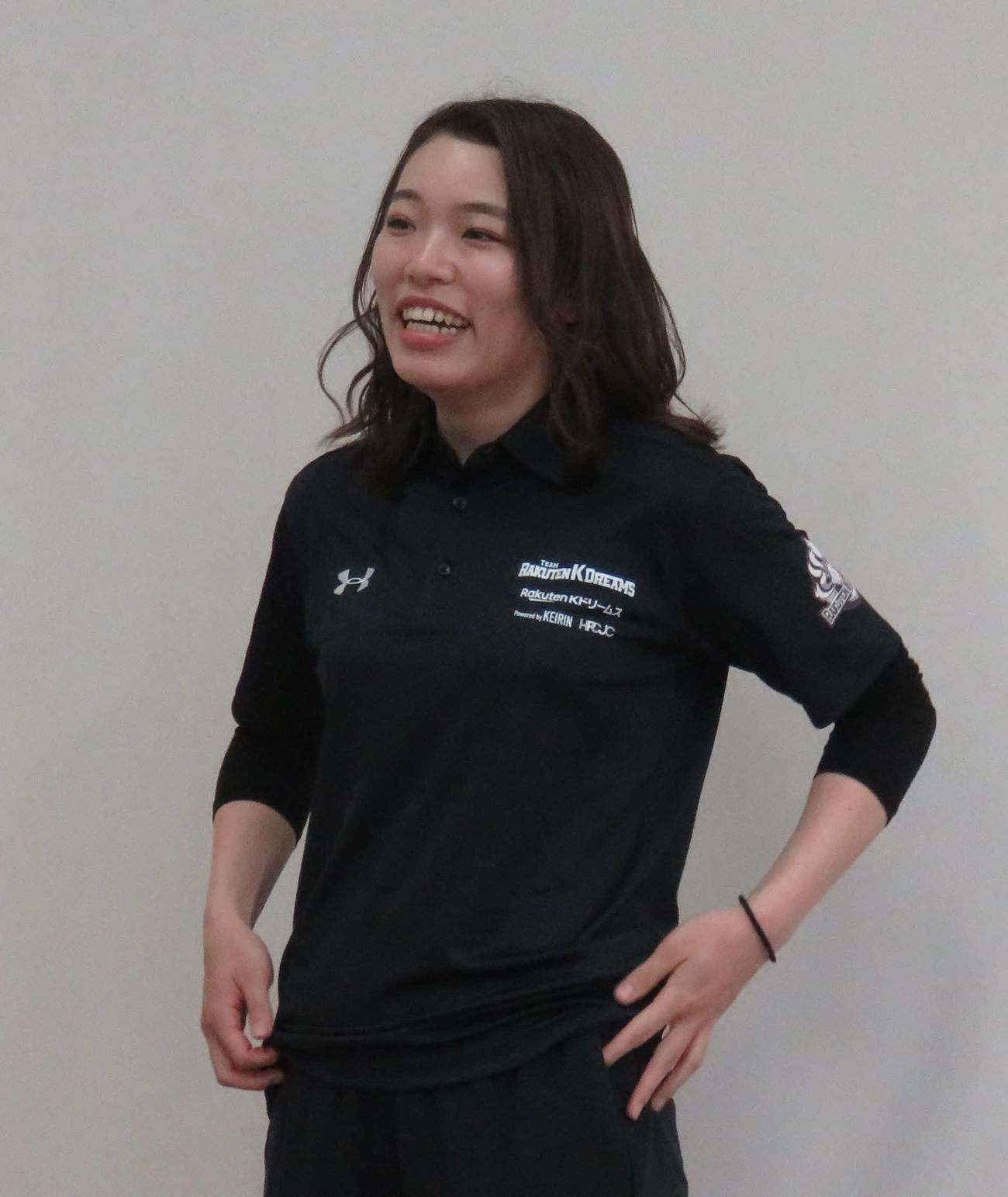 笑顔で取材に応じる佐藤水菜（撮影・野島成浩）