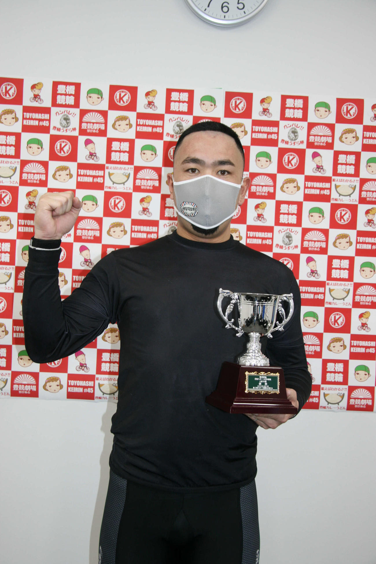 今年初Vを決めた井上嵩が日刊スポーツ杯を手にガッツポーズ（撮影・秋山正則）