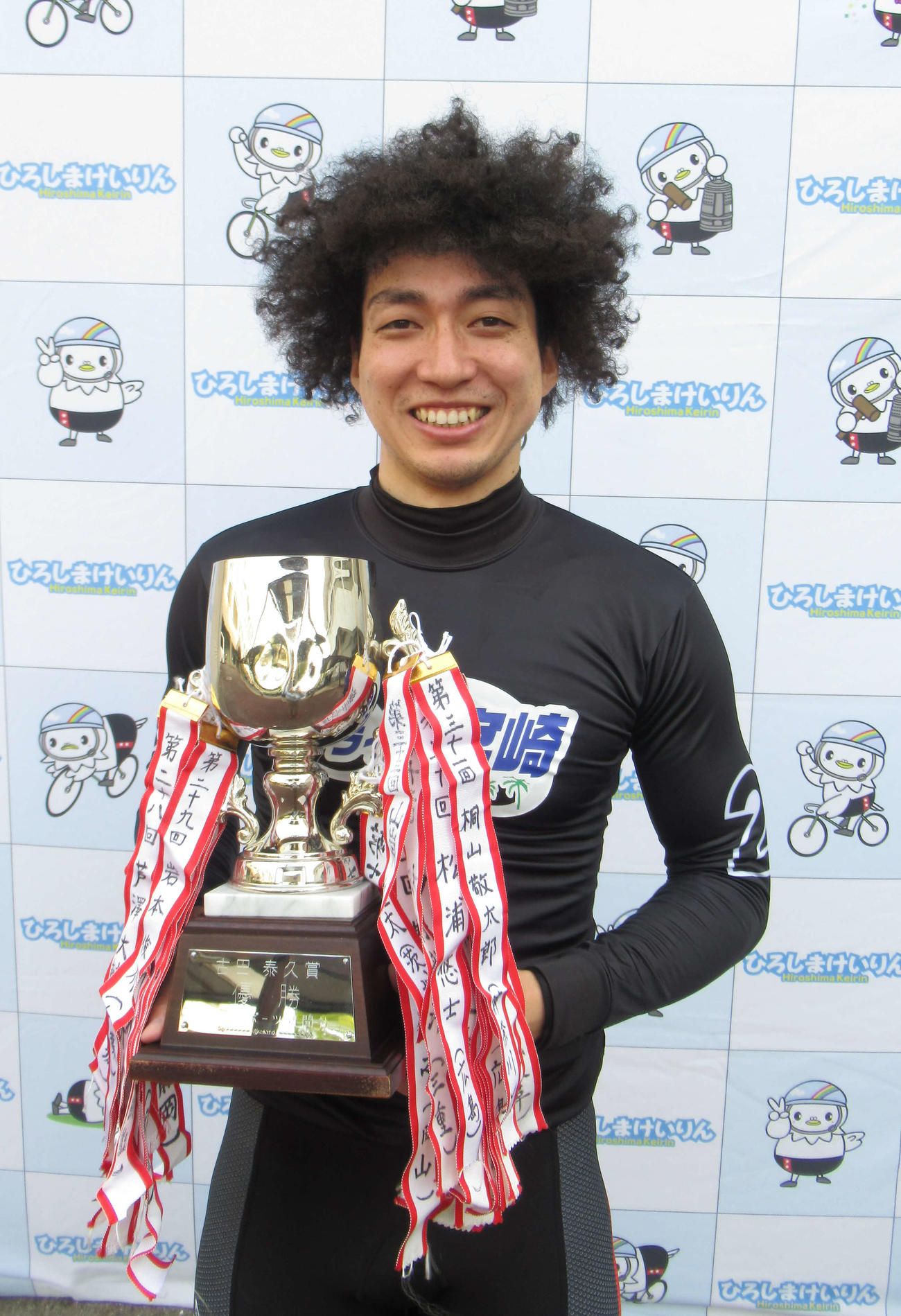 日刊スポーツ杯を制して通算100勝を達成した山崎賢人