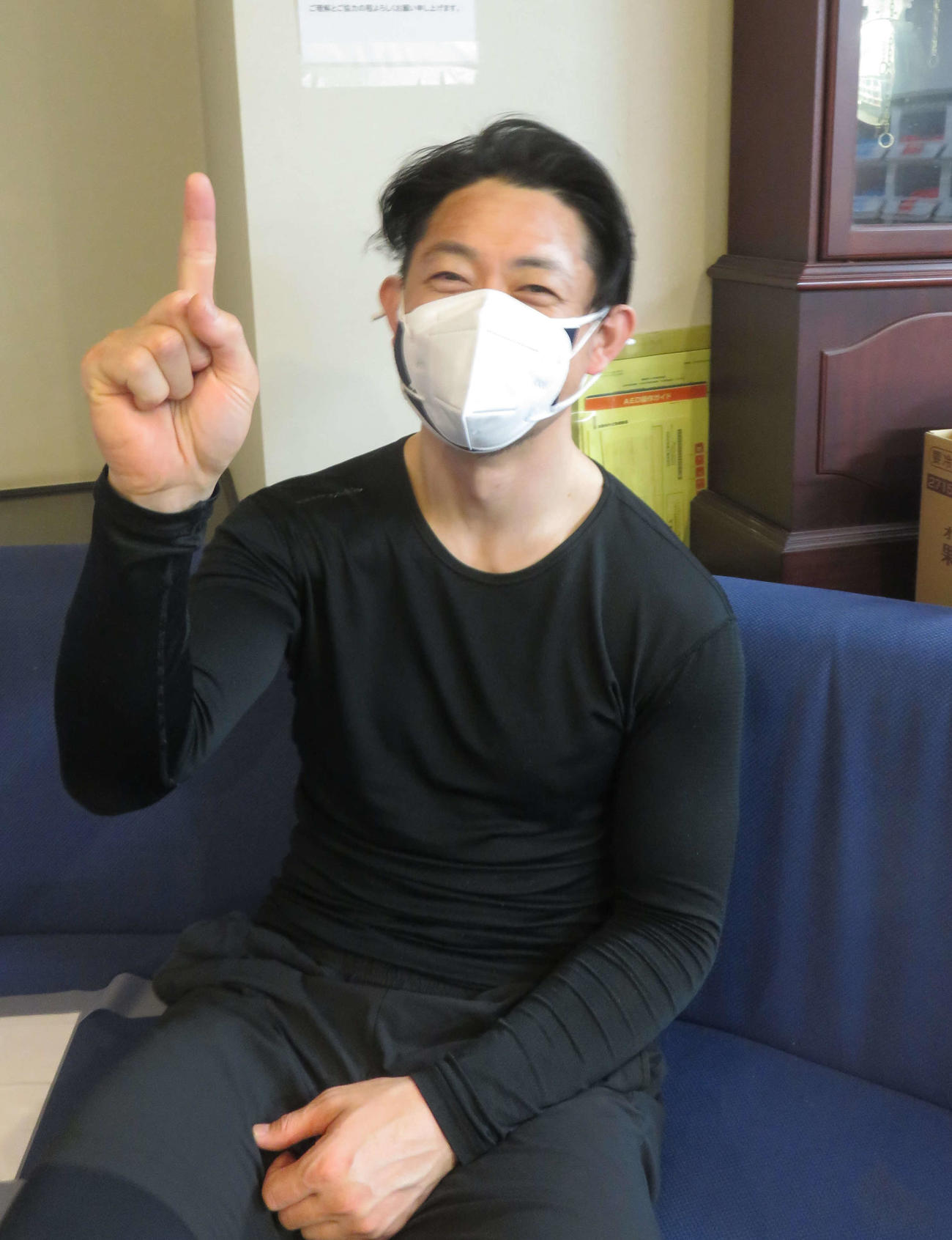 宗景祐樹は久々の勝利に笑顔で1着ポーズ（撮影・栗田文人）