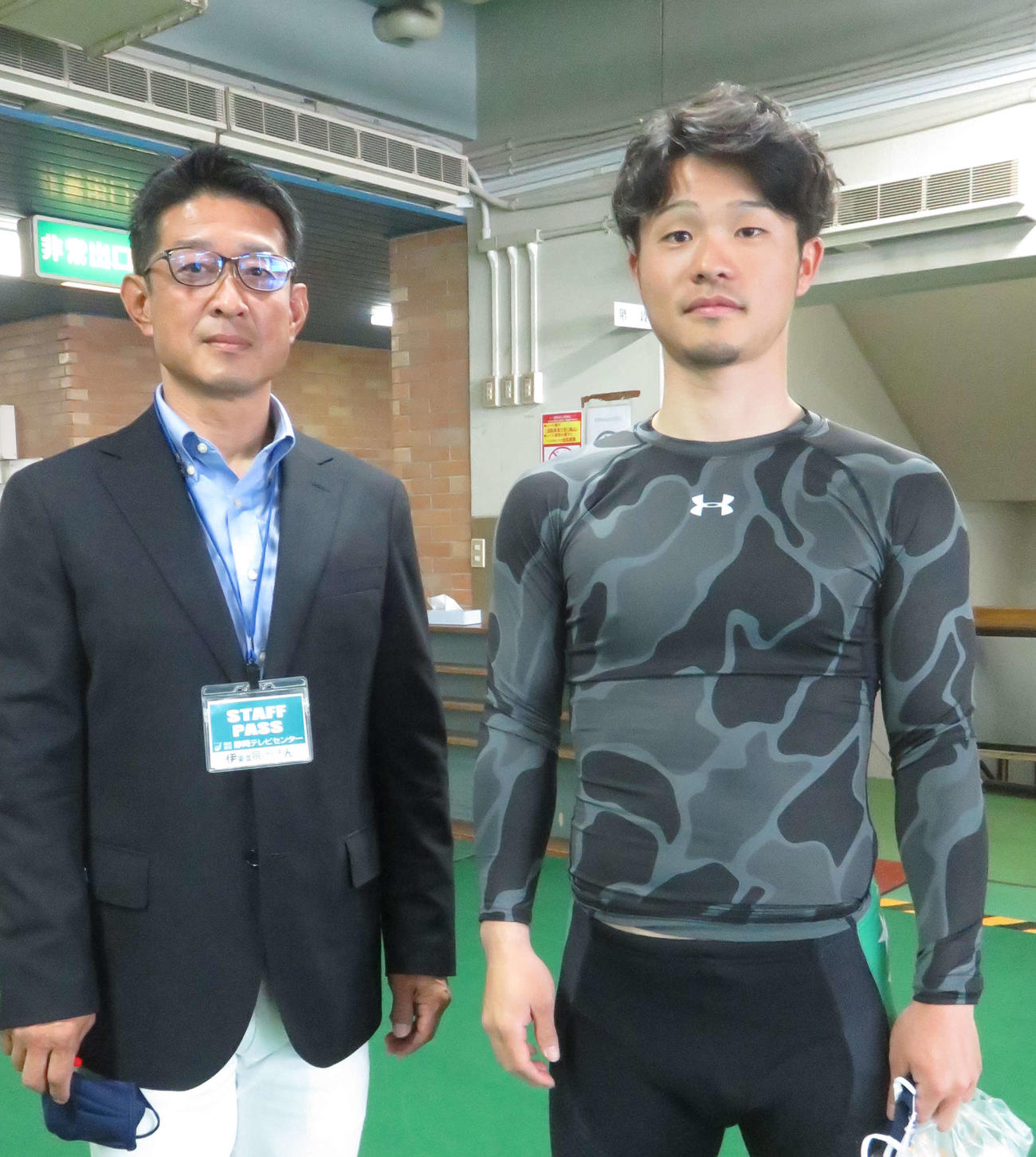 道場晃規（右）が師匠で解説者に転身した金川光浩氏とツーショット（撮影・野島成浩）