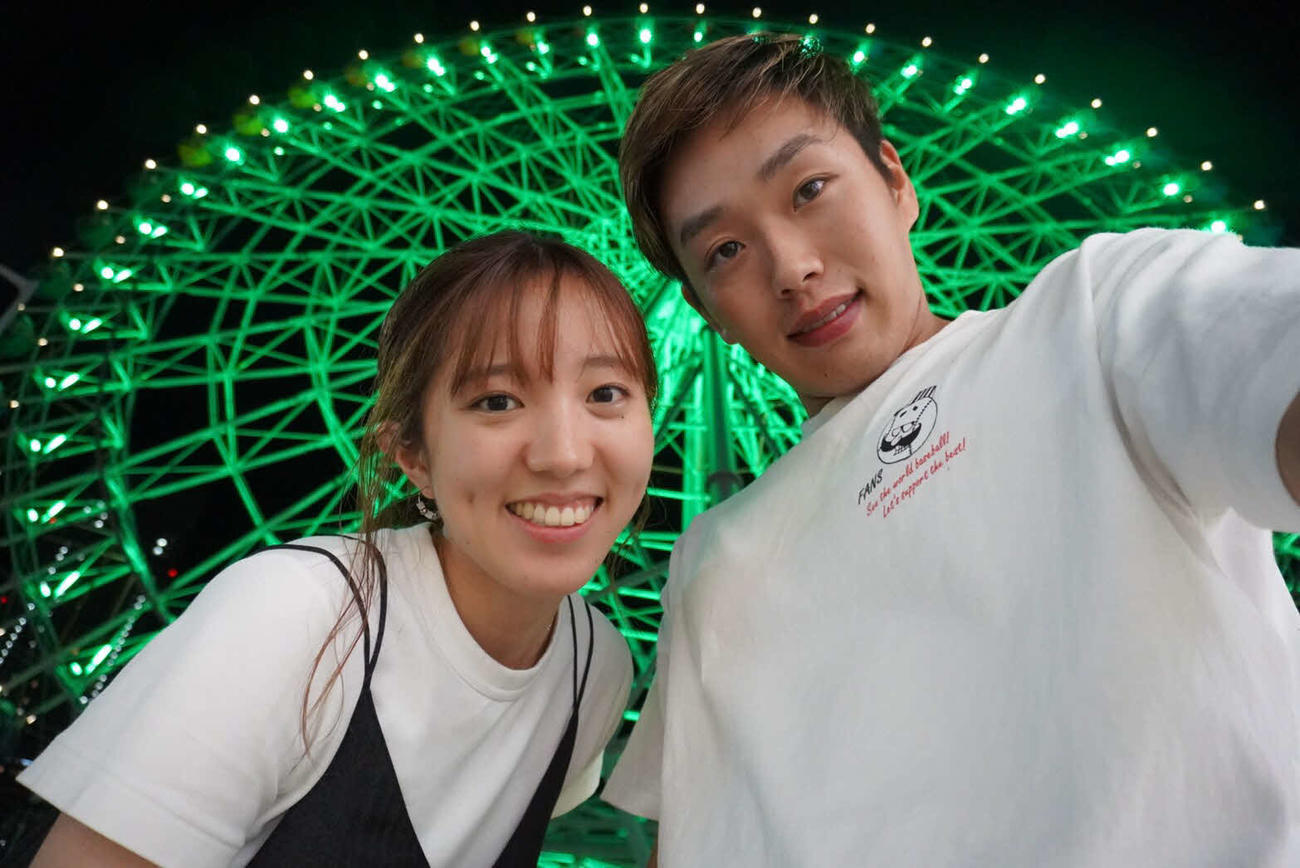 結婚する人気レーサーの土屋珠里（左）と酒井拳蔵