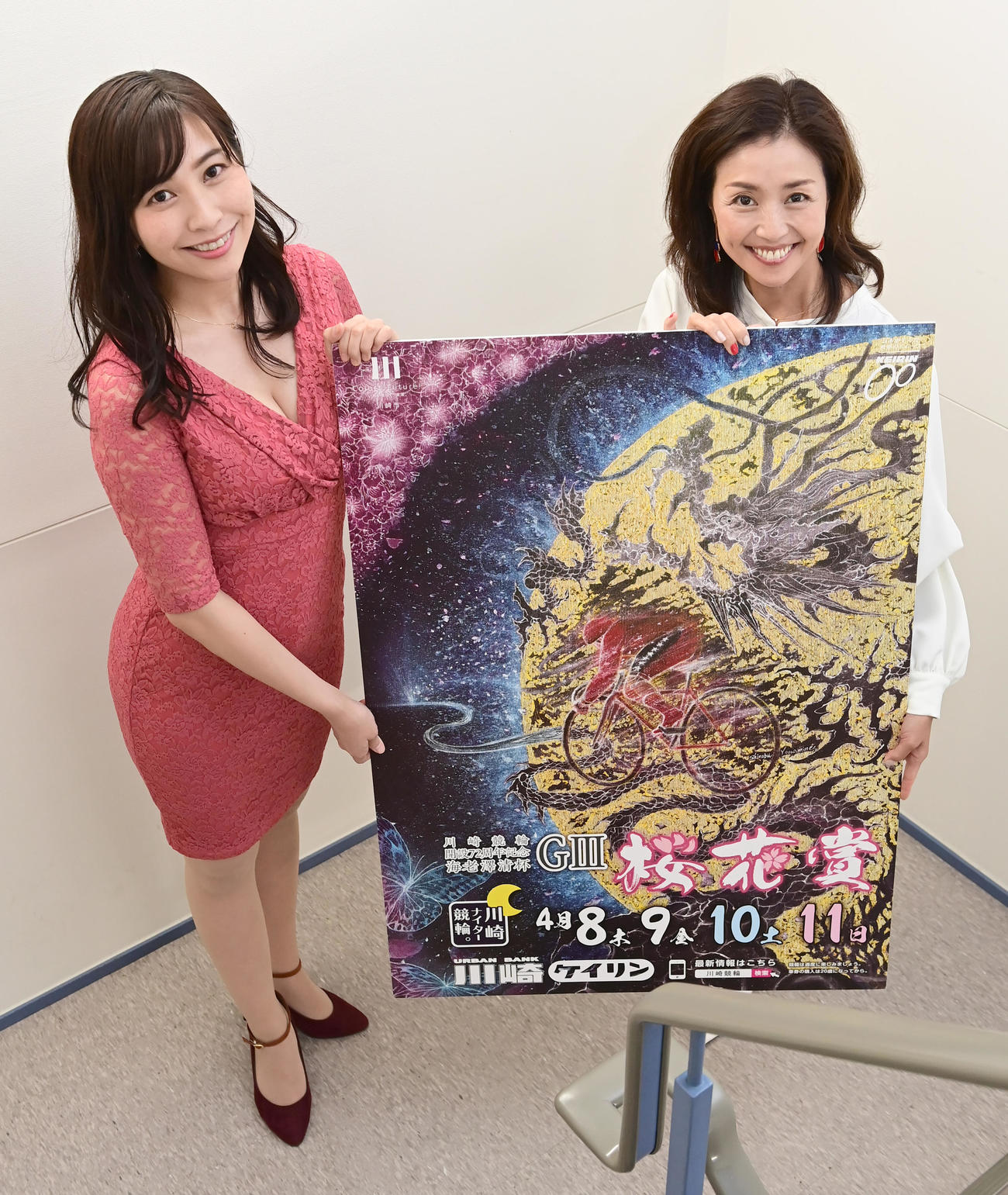 日刊スポーツ新聞社を訪問した川崎競輪開設72周年記念G3桜花賞PR隊の緑川ちひろさん（左）と宮田めぐみさん（撮影・小沢裕）