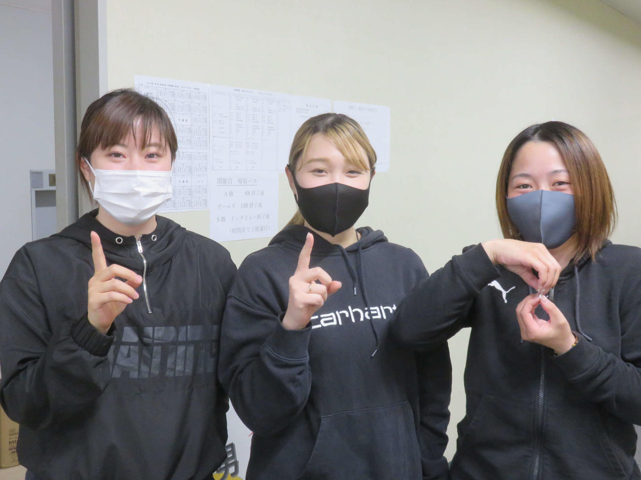 118期ポーズを決める（左から）青木美保、杉浦菜留、増田夕華