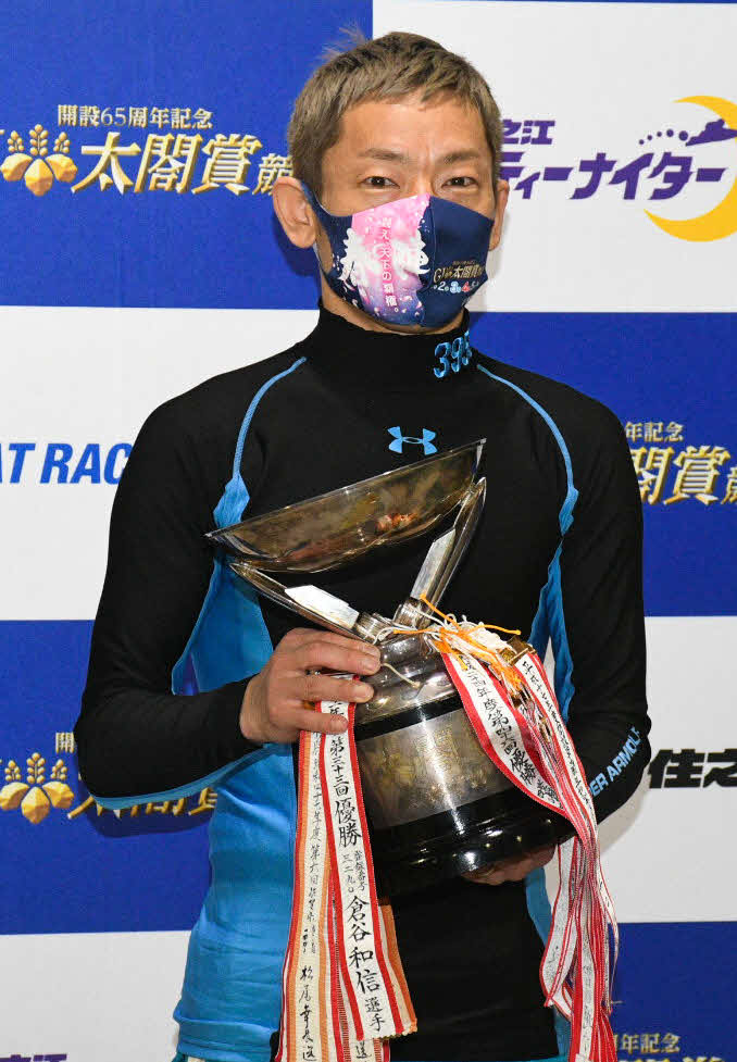 坪井康晴は優勝カップを手に満足そうな表情を浮かべる（フォトチェスナット提供）