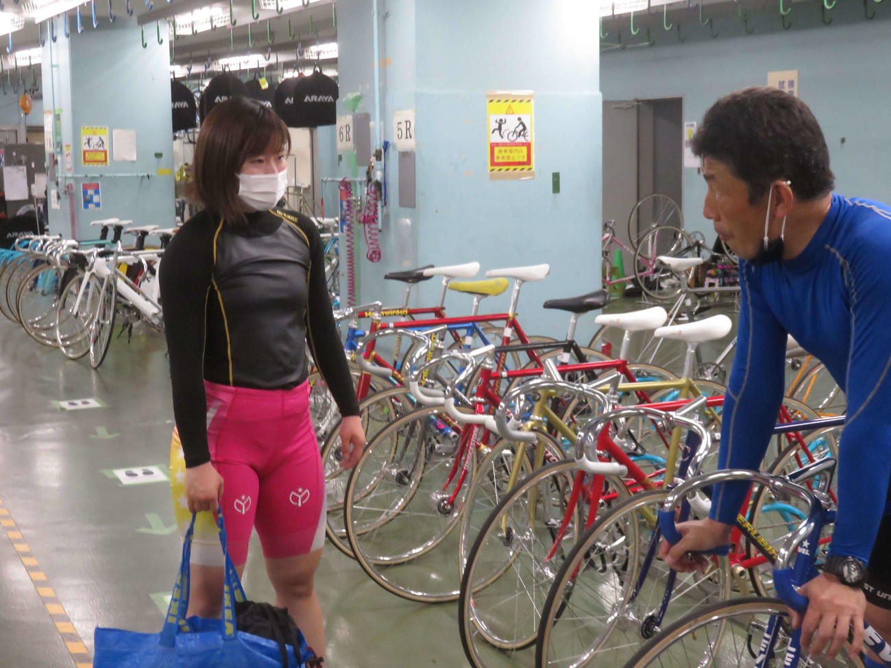 青木美保（左）は同県の宮下貴之とレースを振り返る（撮影・中野公博）