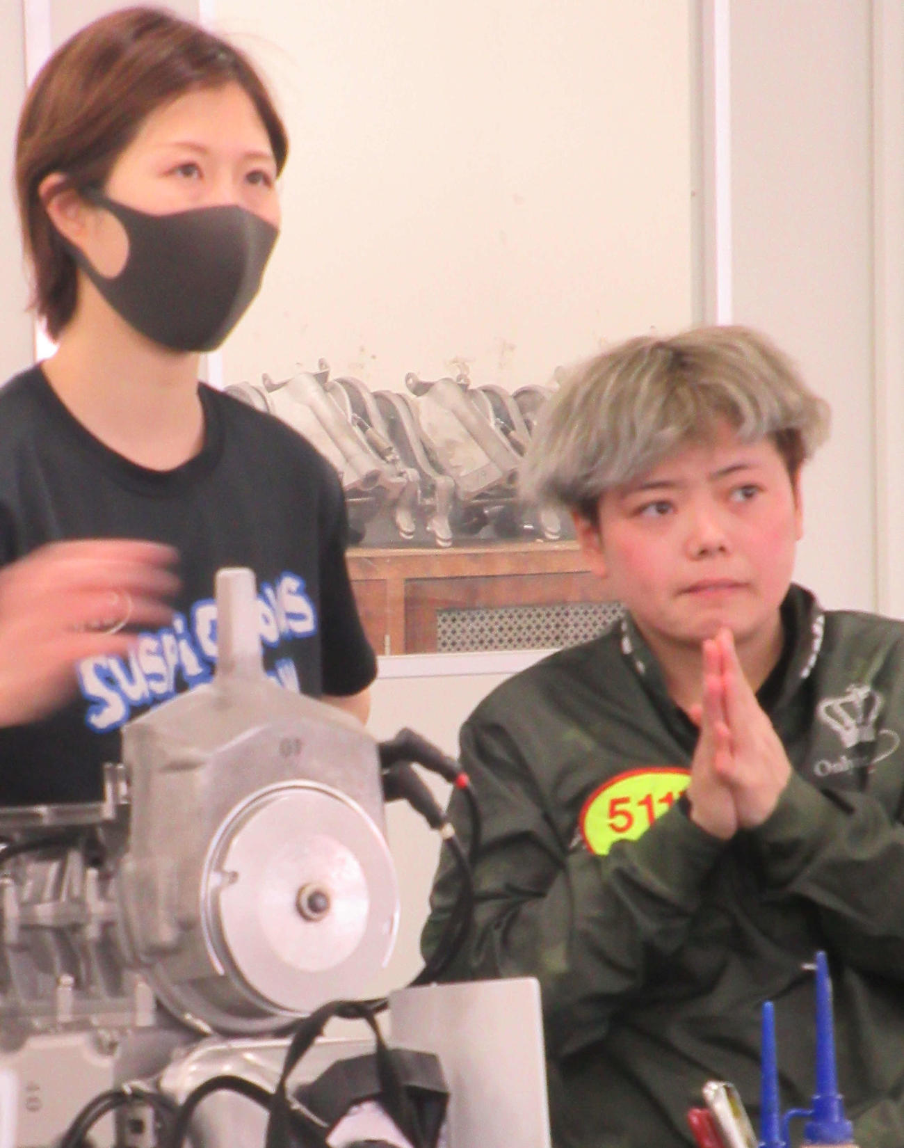 初日9R、冨名腰桃奈（右）が2着に食い込み8万円超のビッグ配当に貢献した。左は野田部宏子（撮影・奈島宏樹）