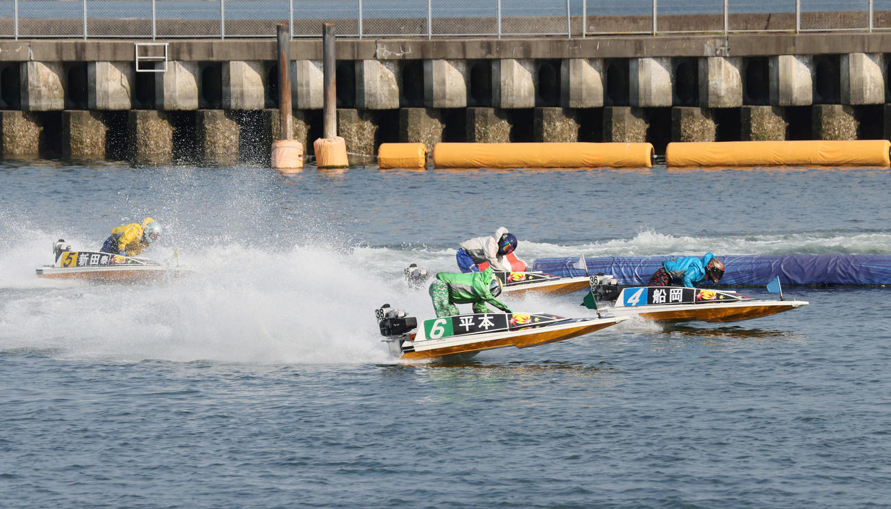 宮島ダイヤモンドカップ5日目　11R1周2マーク　1着6番平本真之、2着4番船岡洋一郎、3着1番寺田祥（撮影・加藤孝規）