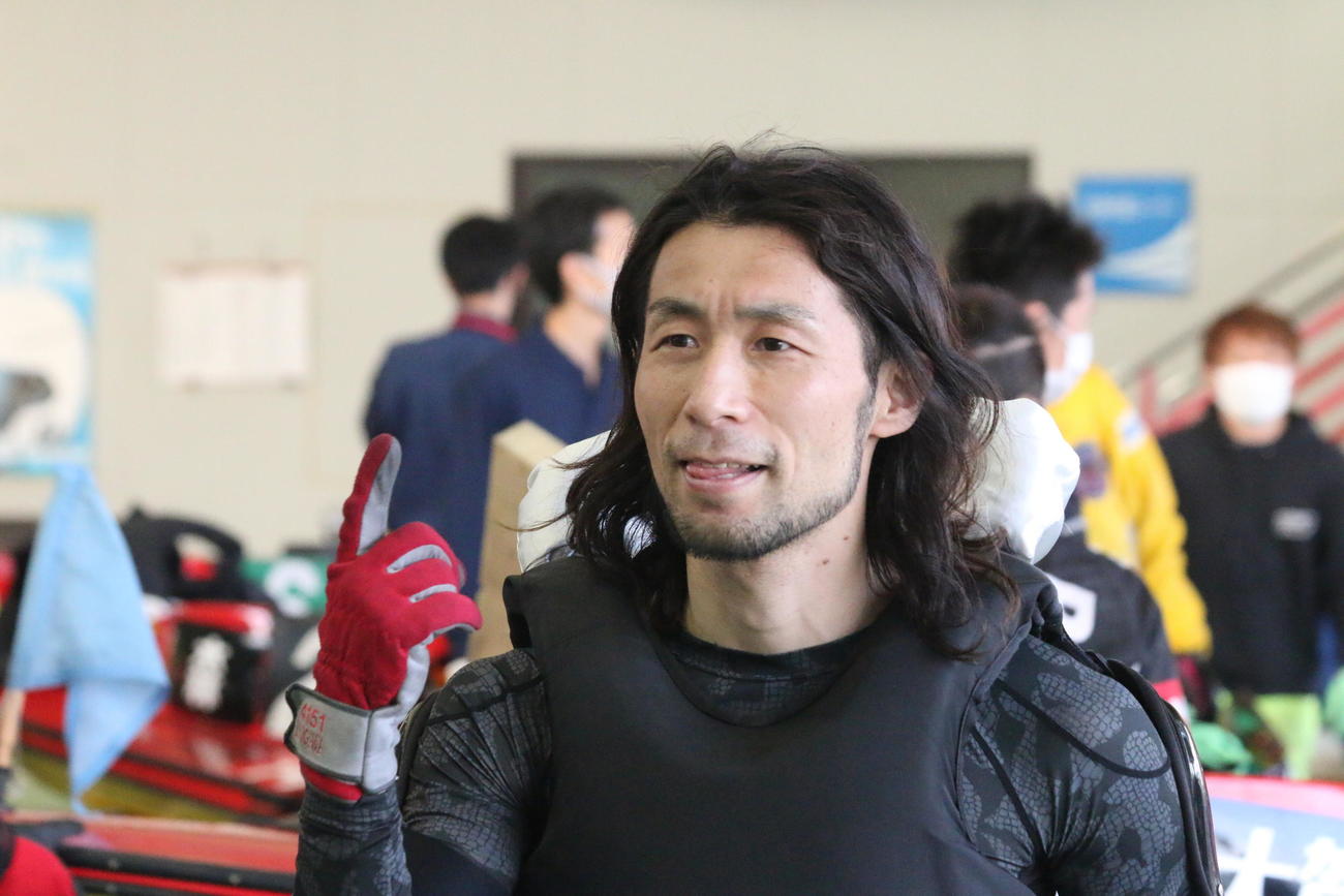 初日6R、この日初めてイン逃げを決めた下河誉史は、人差し指を立てて「1着」をアピール