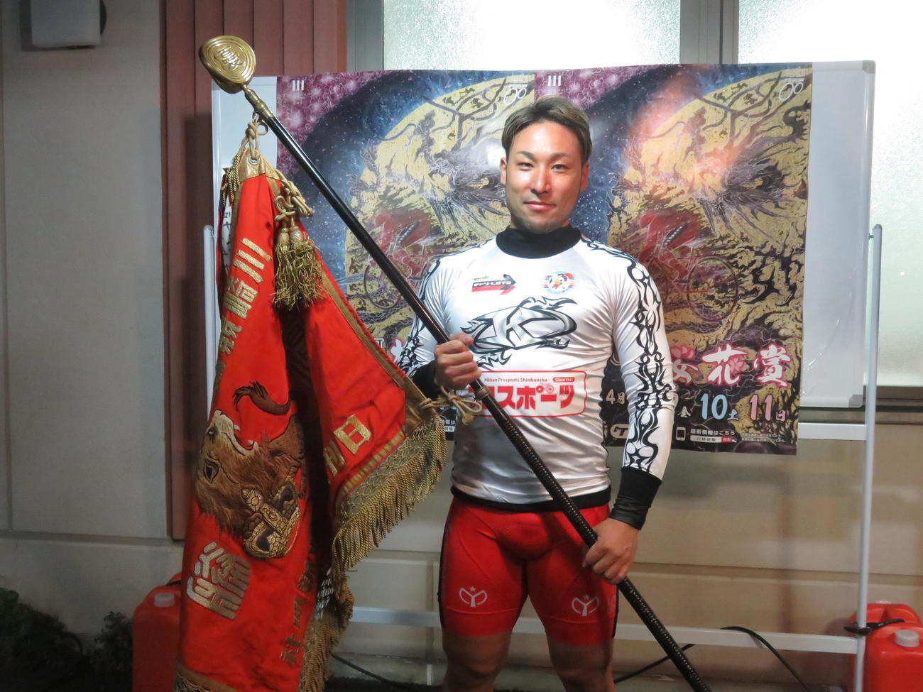 自身3度目となる川崎G3優勝を飾り日刊スポーツ旗を手にする郡司浩平（撮影・山本幸史）