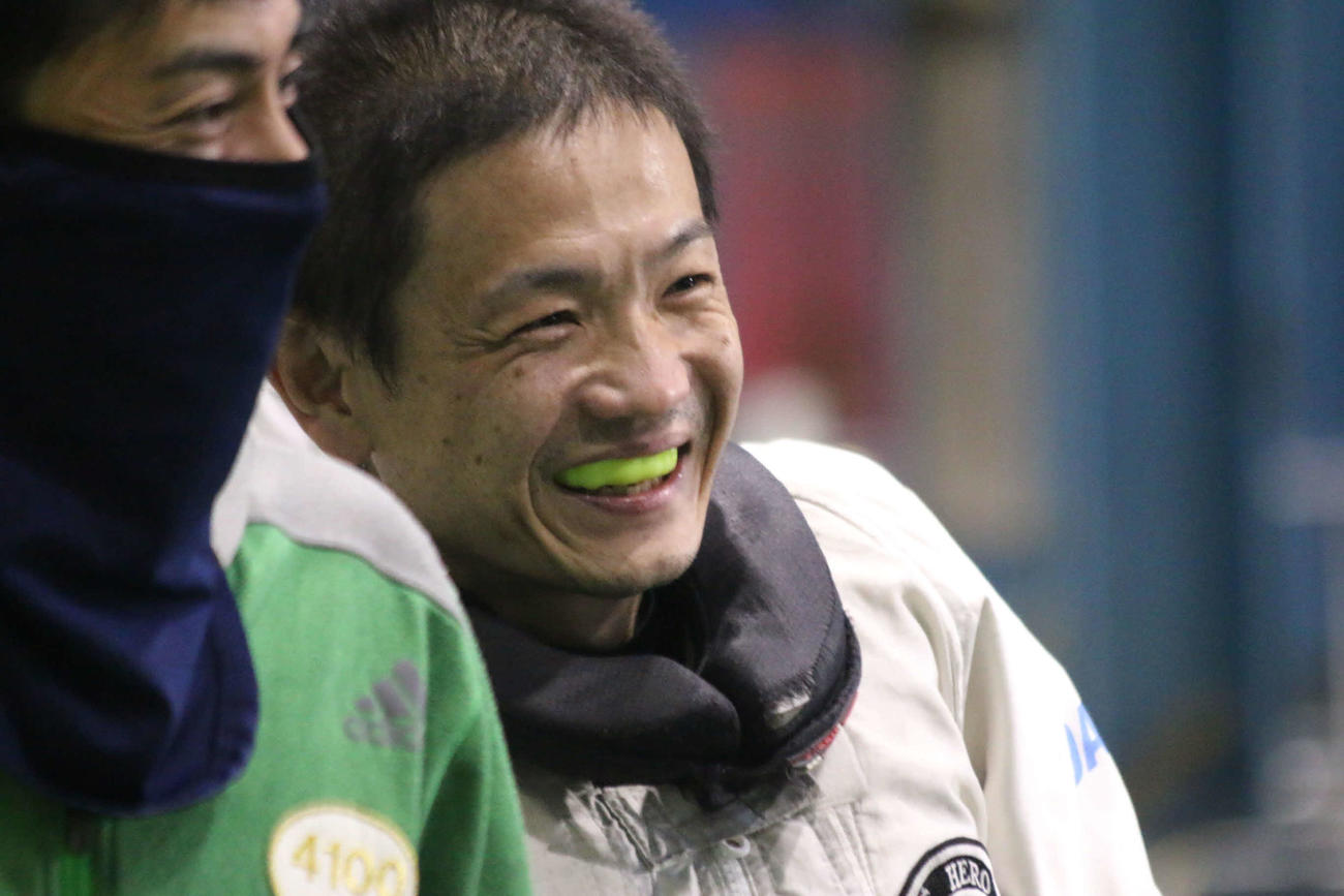 予選ラストの3日目9R、イン逃げを決めた平田忠則（右）は、ピットに揚がってきて笑顔を見せた