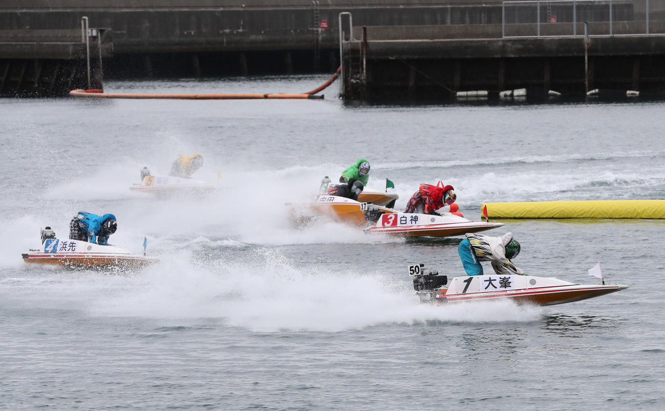 12R 1周2マーク　1着1号艇大峯豊、2着3号艇白神優（撮影・梅根麻紀）