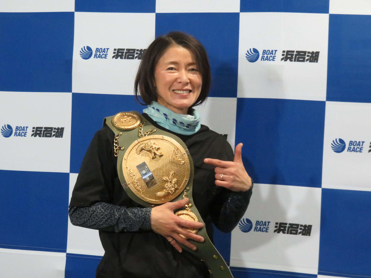 オールレディースの優勝ベルトを肩にかけ、地元4度目の優勝を喜ぶ池田浩美（撮影・窪寺伸行）