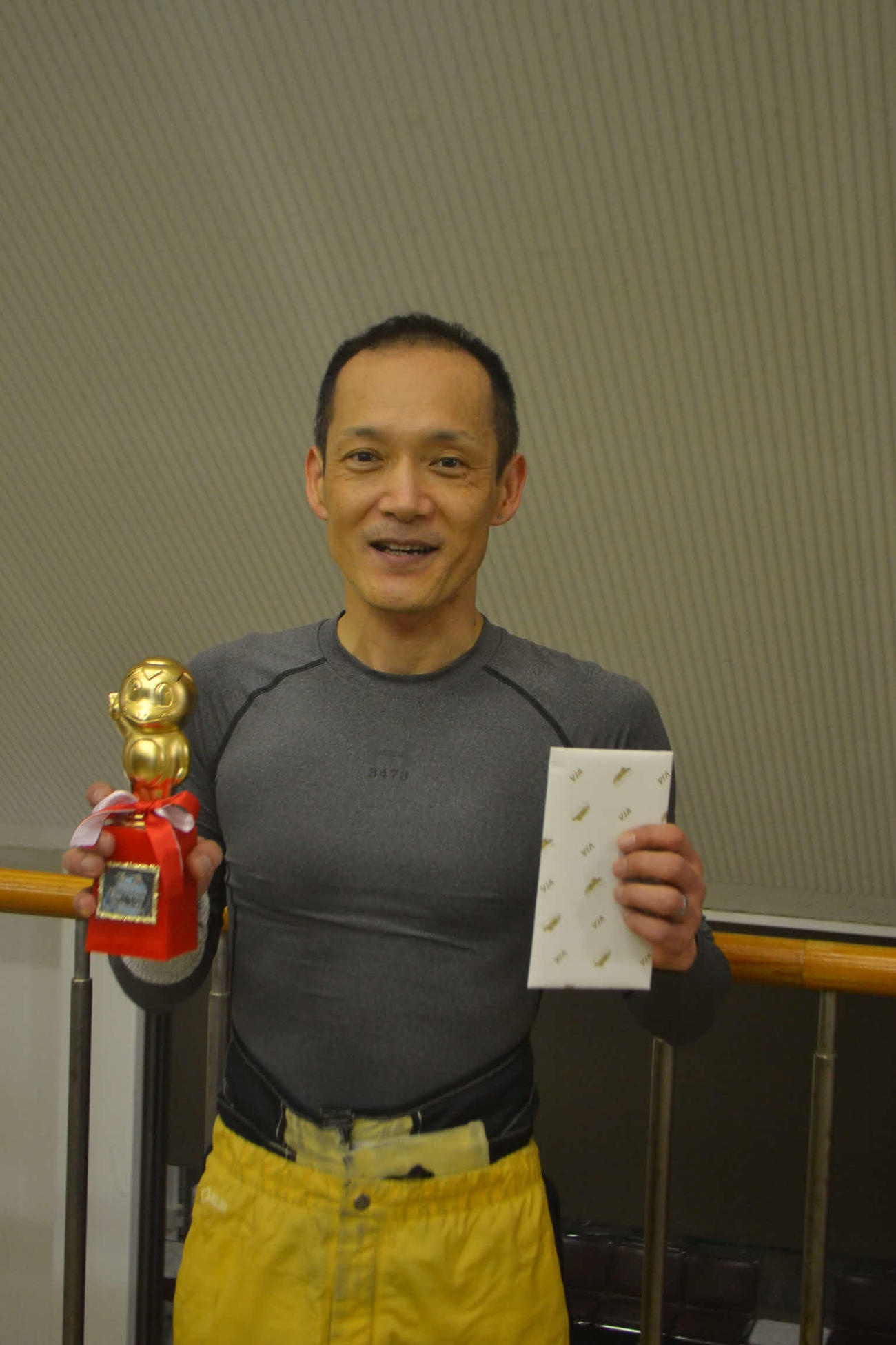 今年初優勝を決めた石川真二は、かっぱくんトロフィーと目録を手に笑みを浮かべた