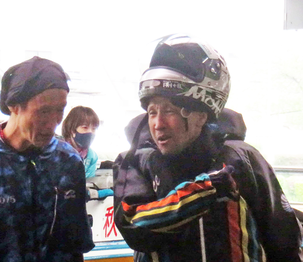 7Rをイン逃げで制した西田靖（右）（撮影・野島成浩）