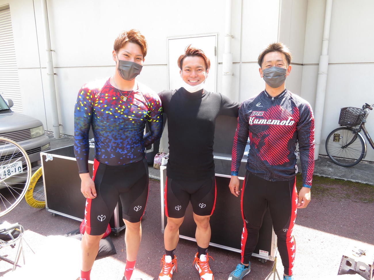 波に乗る熊本勢（左から上田尭弥、瓜生崇智、中本匠栄）が笑顔で健闘を誓った（撮影・杉森洋一）