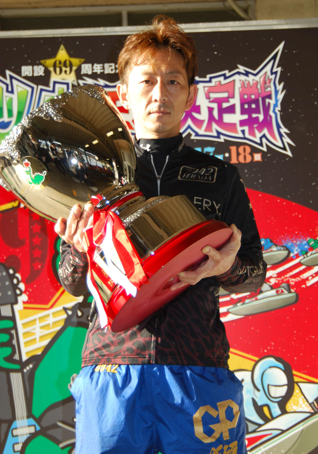 寺田祥が通算8度目のG1優勝を飾り、ツッキーカップを手にした（撮影・神田成史）
