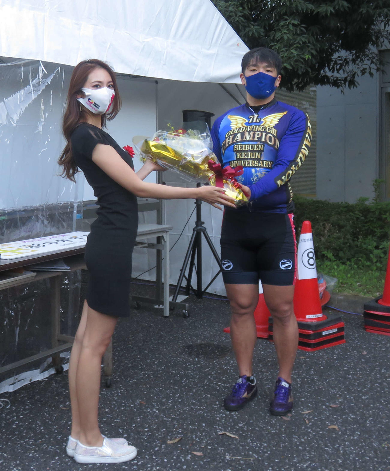 西武園G3を優勝した野口裕史（右）。左は左は大宮・西武園競輪アンバサダーの近藤みやびさん（撮影・栗田文人）
