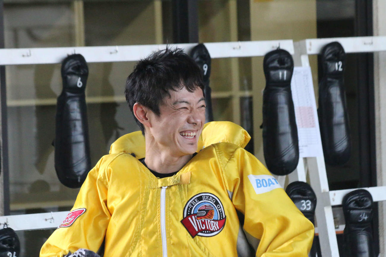 5コースから豪快にまくった君島秀三は予選通過も決め、満面の笑みだった