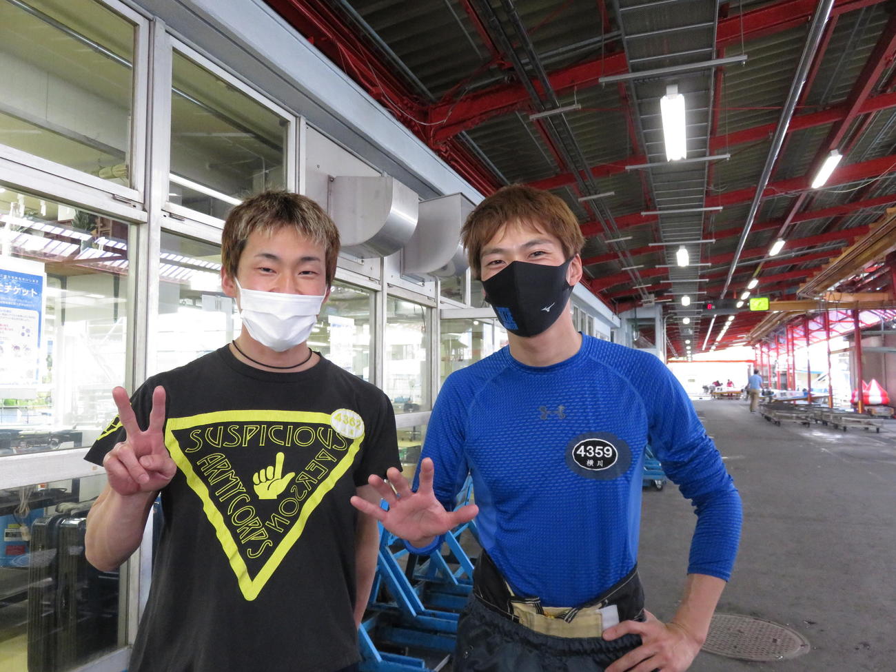 通算500勝を達成した横川聖志（右）。同期の土屋智則はVサインで祝福？　（撮影・窪寺伸行）