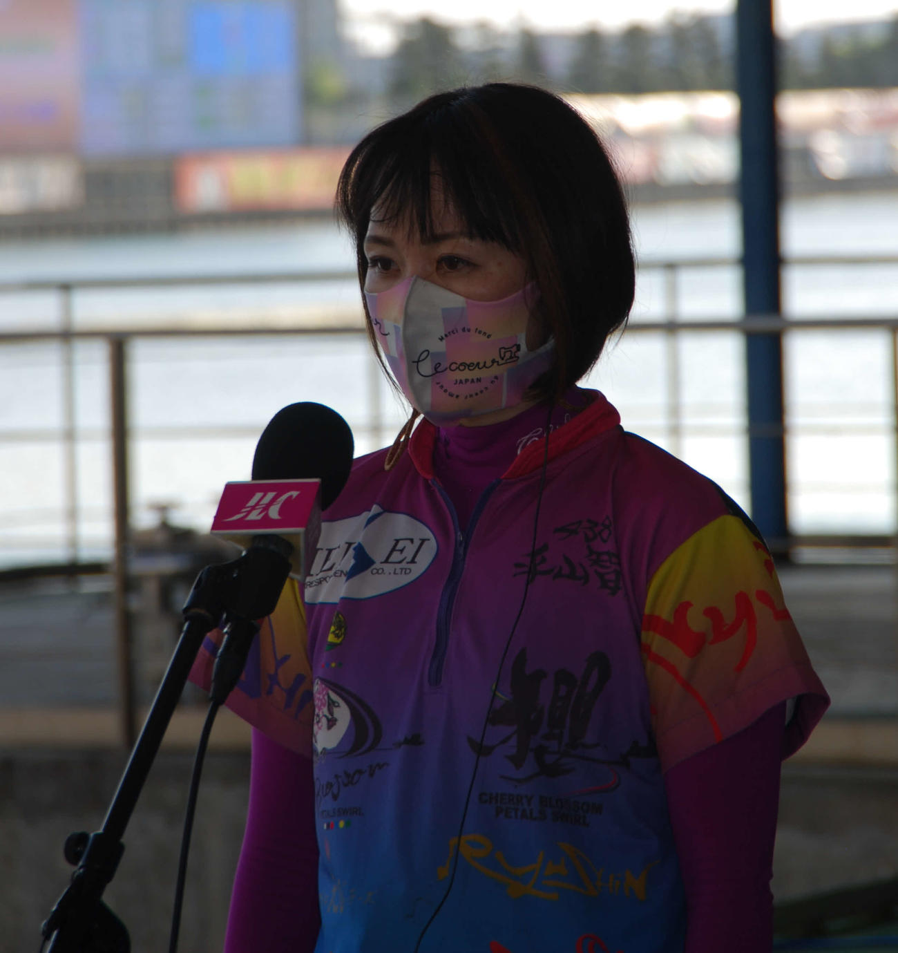2日目12R2ndドリーム戦を逃げ切り勝利者インタビューに答える平山智加（撮影・神田成史）