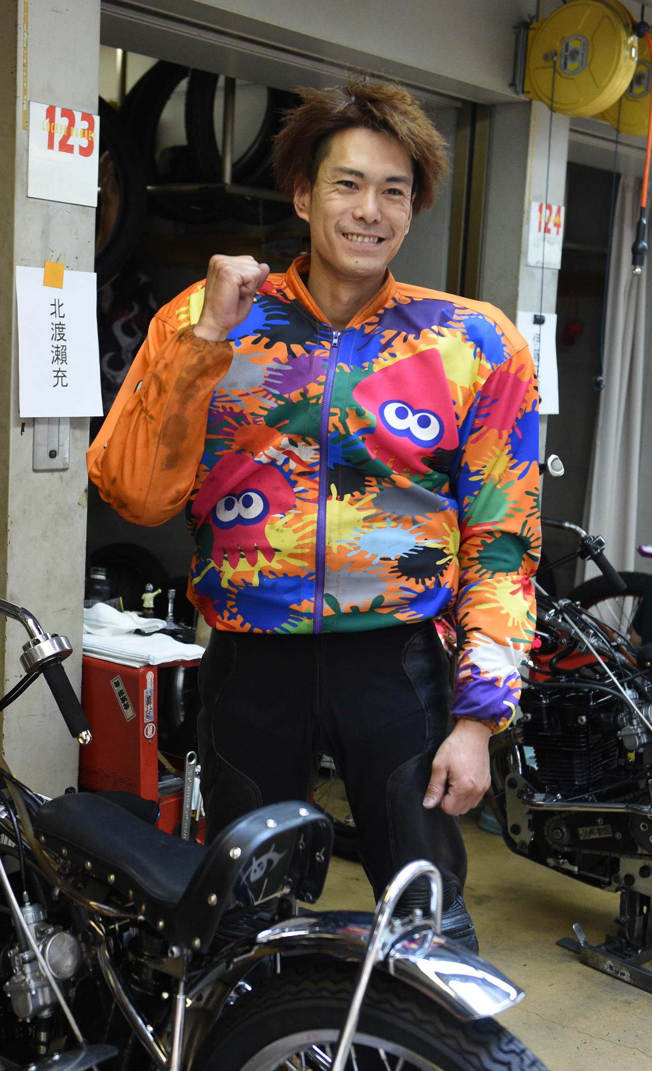 前検で、ガッツポーズする野本佳章（撮影・柴田隆二）