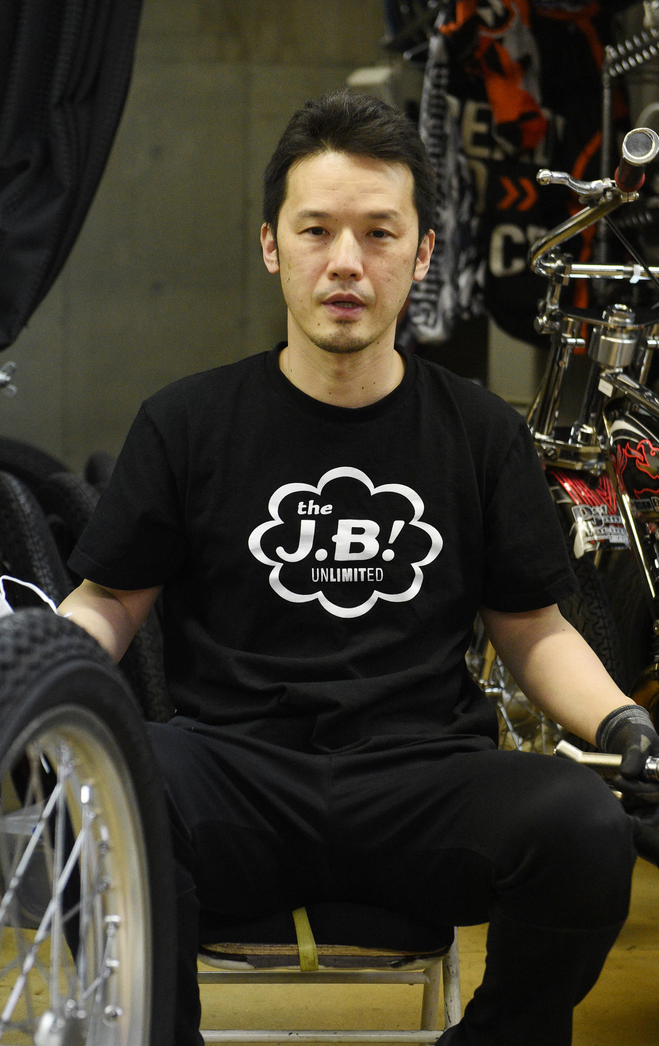 前検で、マシンを整備する渡辺篤（撮影・柴田隆二）