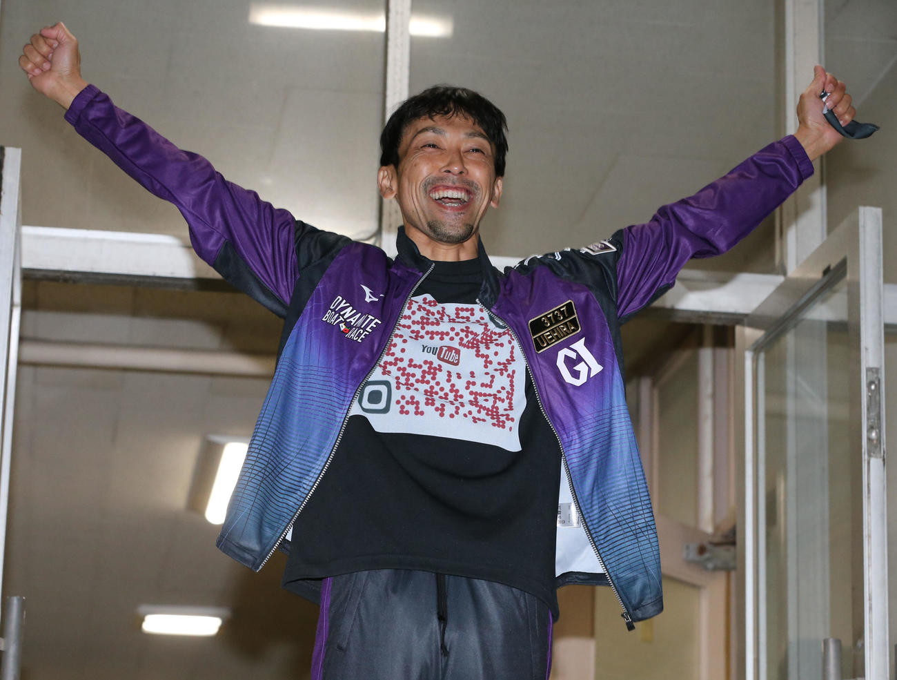 優出を決めた上平真二は思わずガッツポーズ（撮影・屋方直哉）