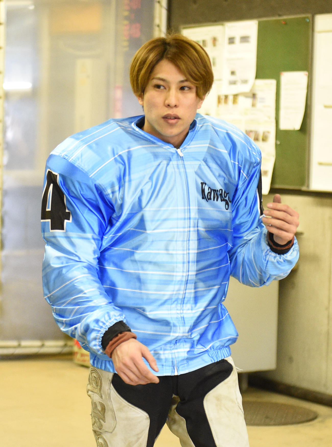 初日予選5Rで1着の長田恭徳はウイニングランに向かう（撮影・柴田隆二）
