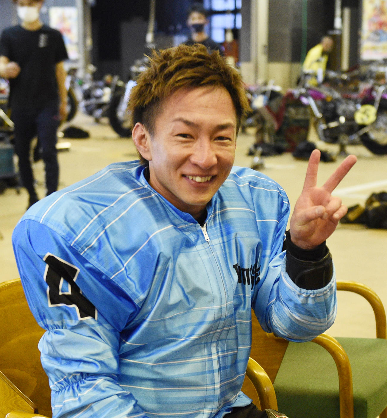 初日予選6Rで1着の鈴木宏和はVサイン（撮影・柴田隆二）