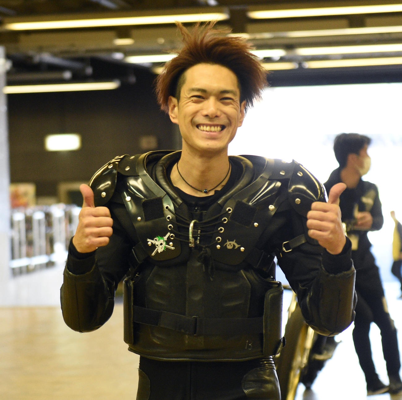 2日目予選7Rで1着の野本佳章はサムアップポーズをする（撮影・柴田隆二）