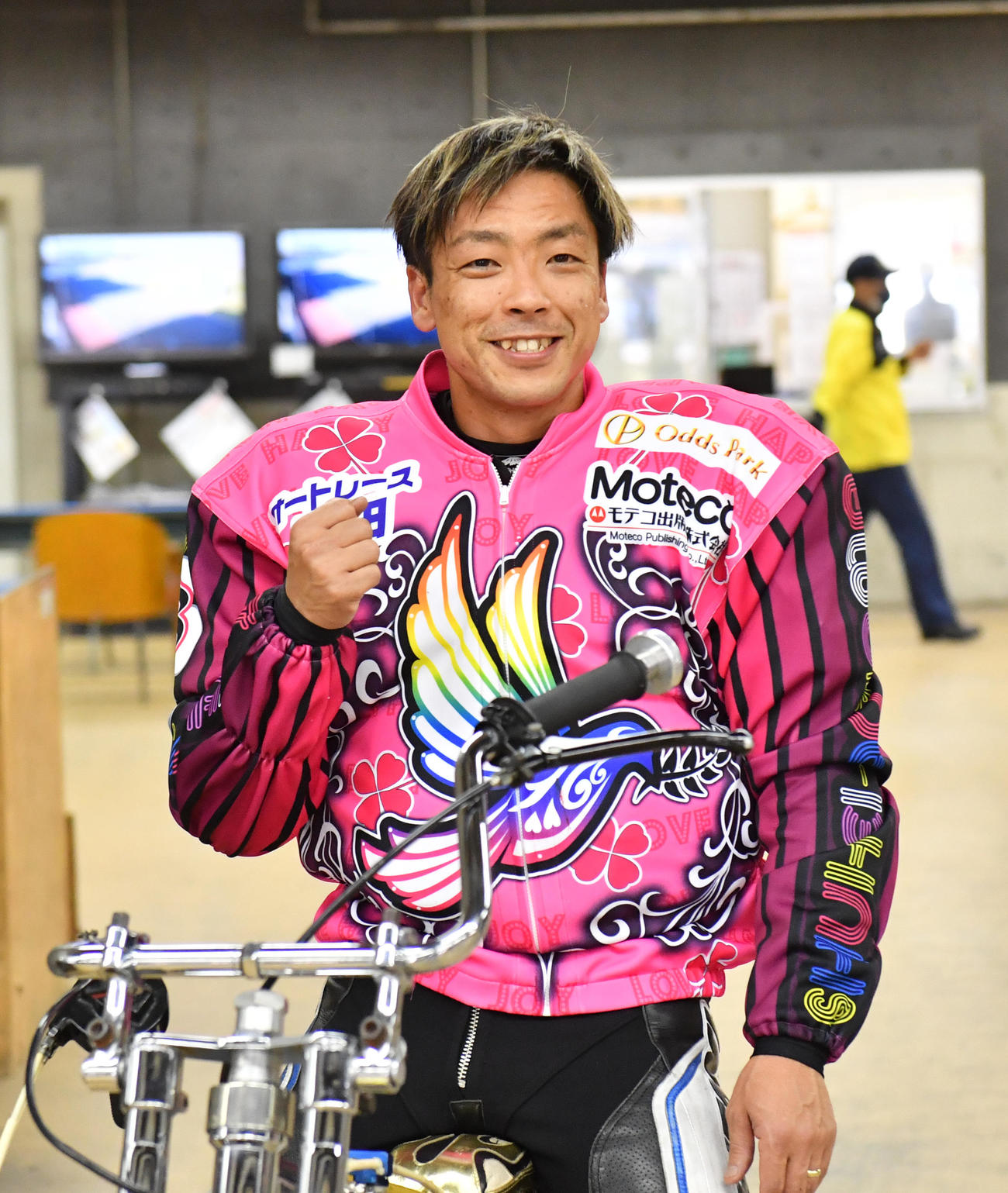 2日目予選11Rで1着の青山周平はガッツポーズする（撮影・柴田隆二）