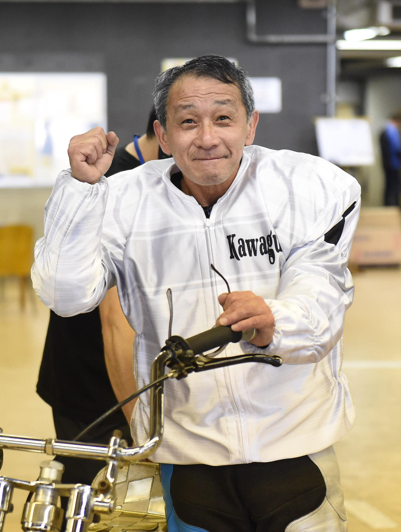 準々決勝戦8Rで1着の岡松忠は2連勝にガッツポーズする（撮影・柴田隆二）