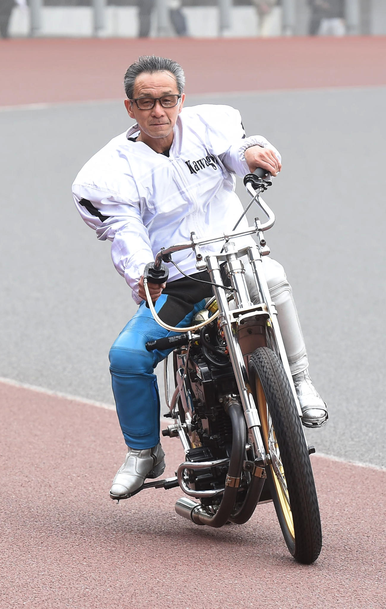 準々決勝戦8Rで1着の岡松忠は2日続けてウイニングランする（撮影・柴田隆二）