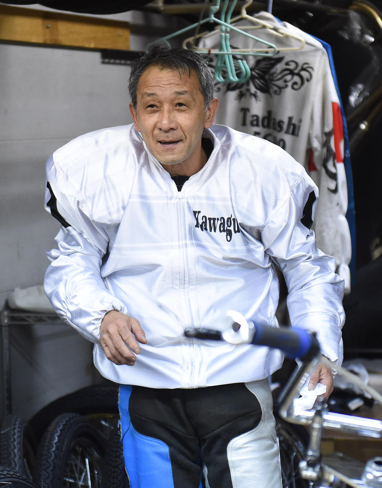 準々決勝戦8Rで1着の岡松忠は2連勝に笑顔を見せる（撮影・柴田隆二）