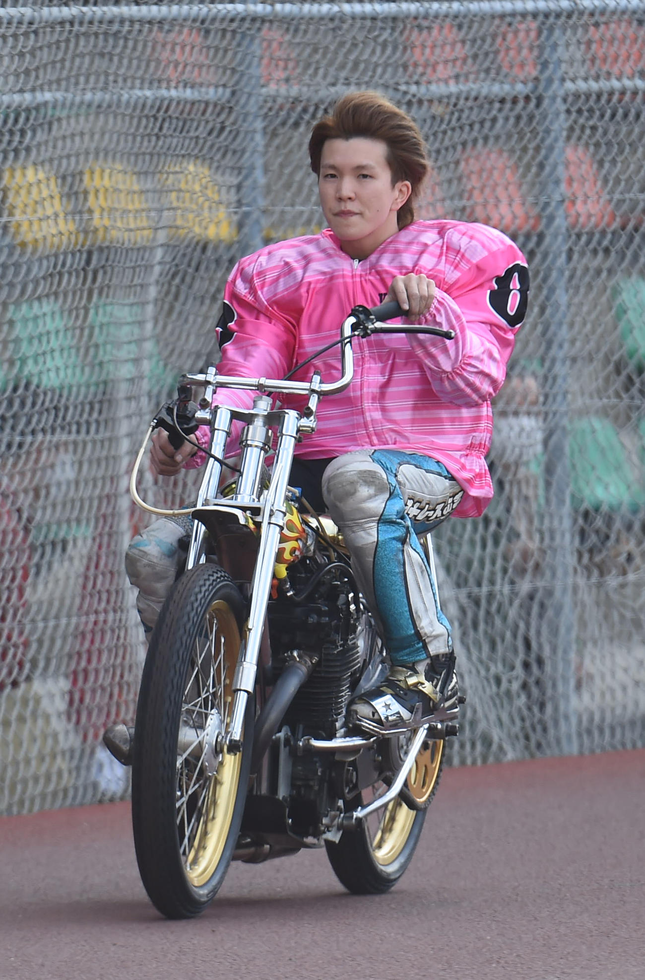 準々決勝戦11R1着の鈴木圭一郎はウイニングランする（撮影・柴田隆二）