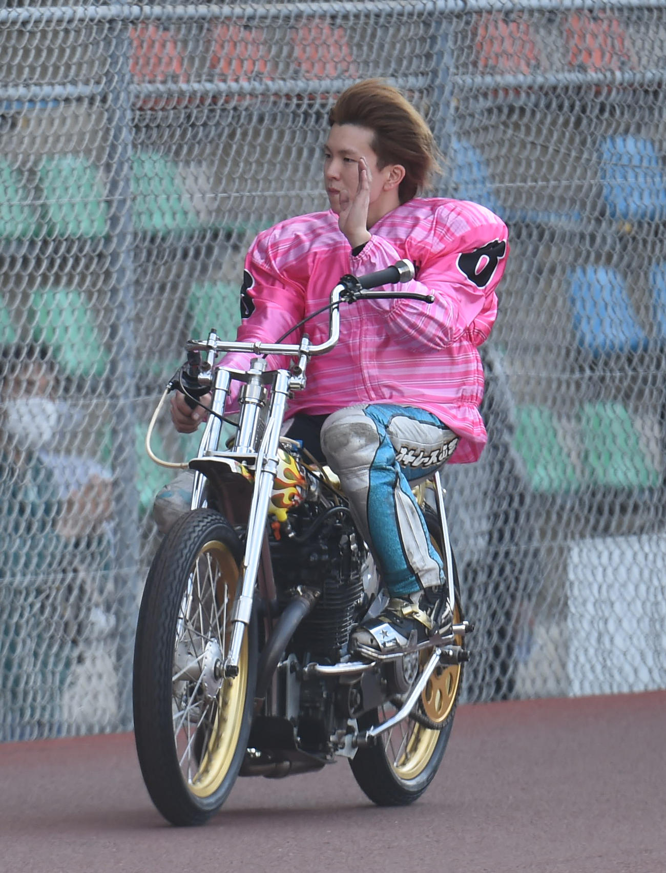 準々決勝戦11R1着の鈴木圭一郎はウイニングランする（撮影・柴田隆二）