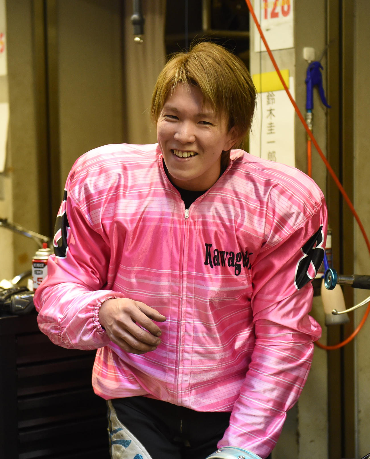 準々決勝戦11R1着の鈴木圭一郎は笑顔を見せる（撮影・柴田隆二）