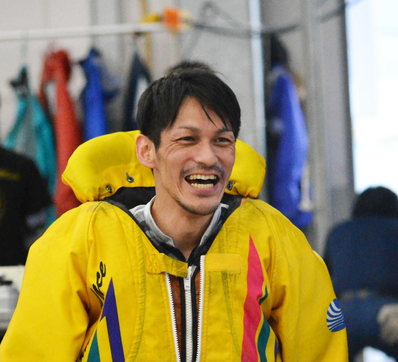 4日目5Rでまくり差しを決め、笑顔の榎幸司（撮影・栗原広人）