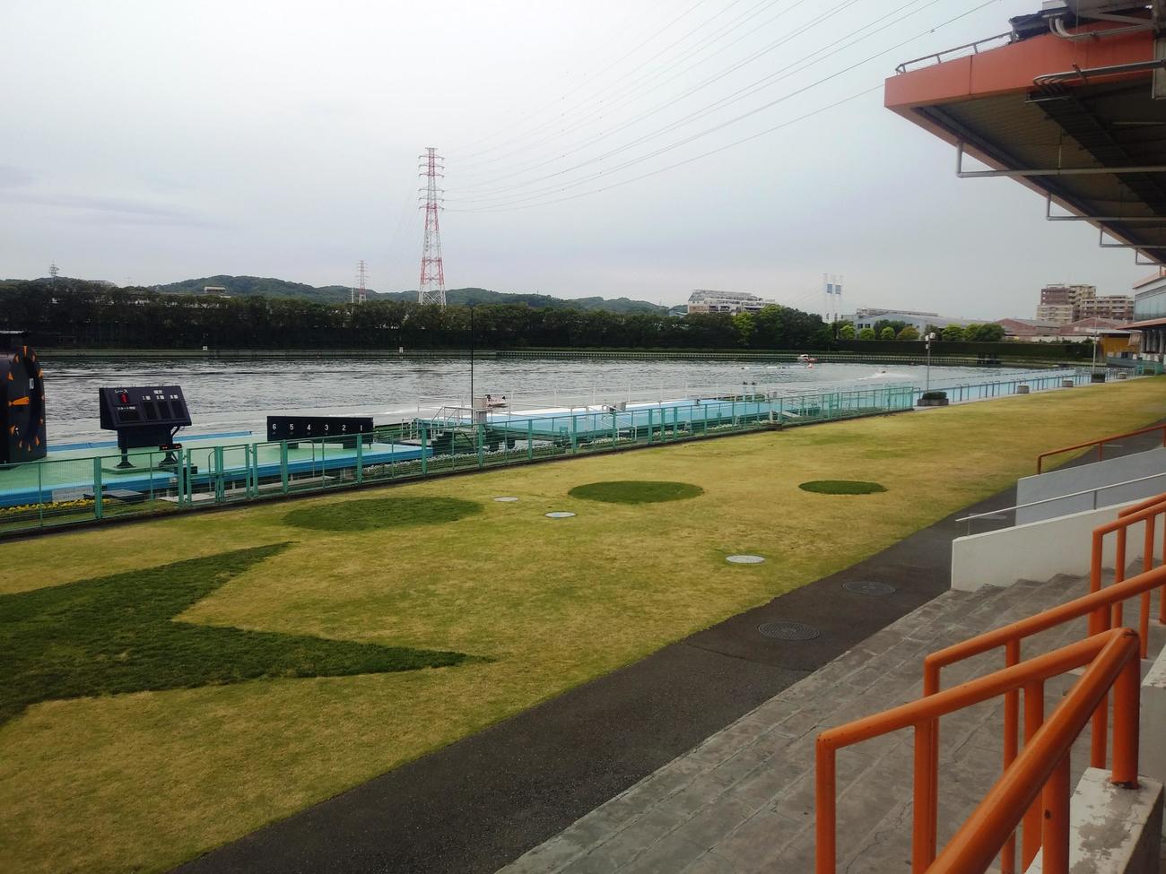 無観客で1Rのスタート展示が行われる多摩川ボート（撮影・古村亮）