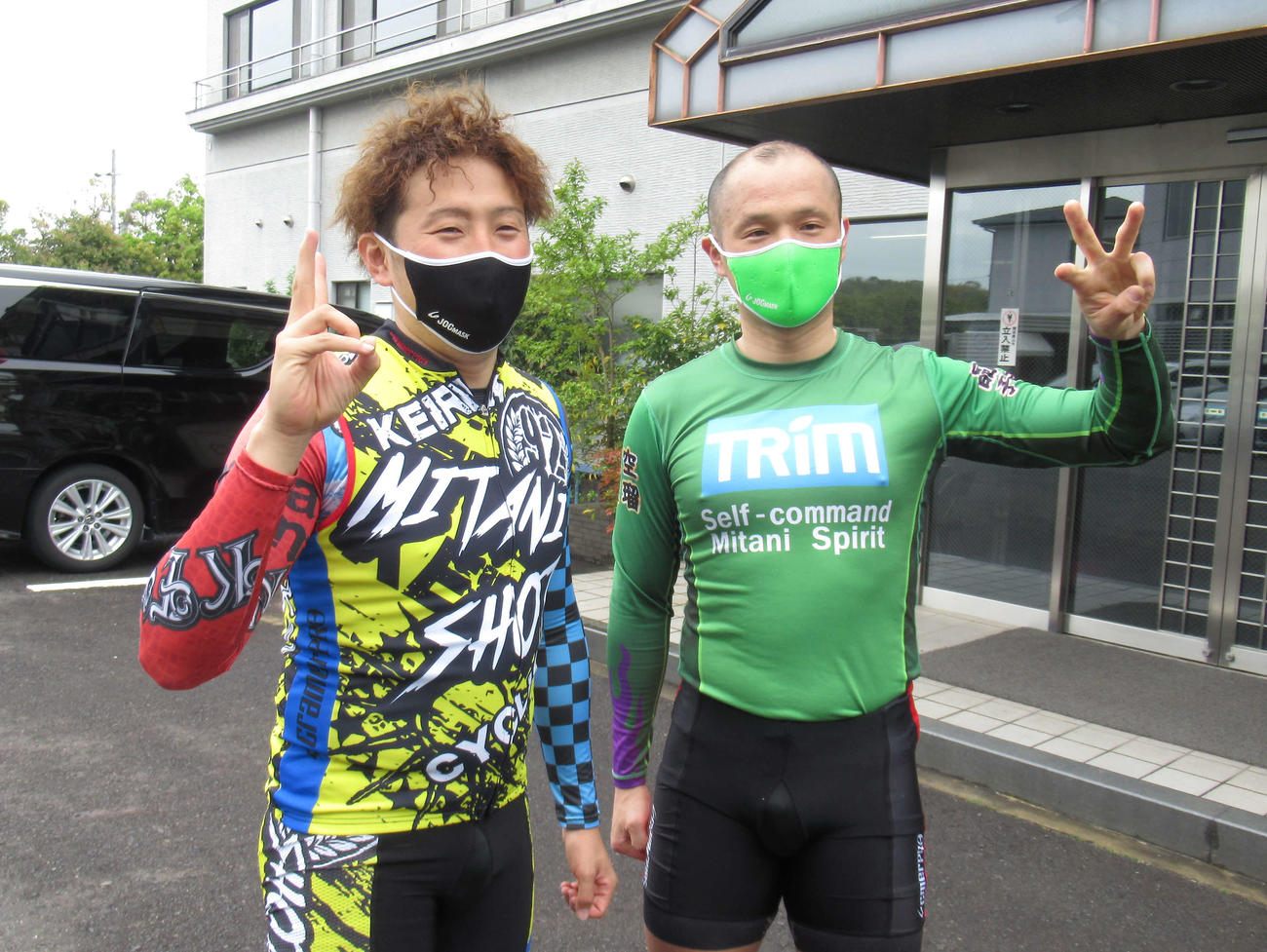 弟三谷将太（左）と兄三谷政史が地元G3でこん身の差しワザを見せる（撮影・山田敏明）