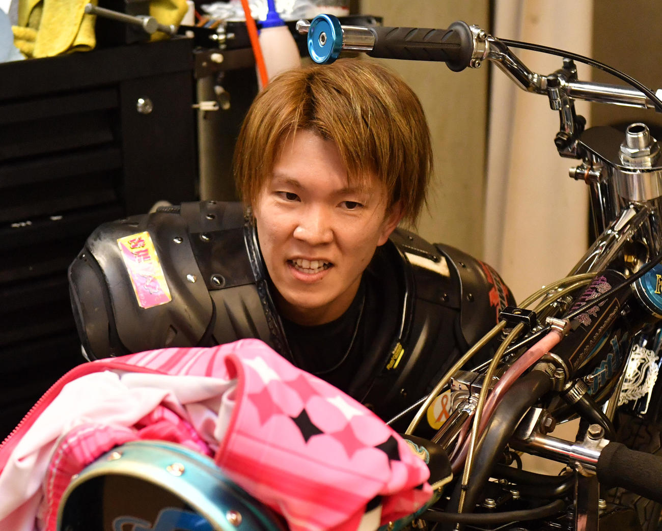 優勝戦に向けマシンを整備する鈴木圭一郎（撮影・柴田隆二）