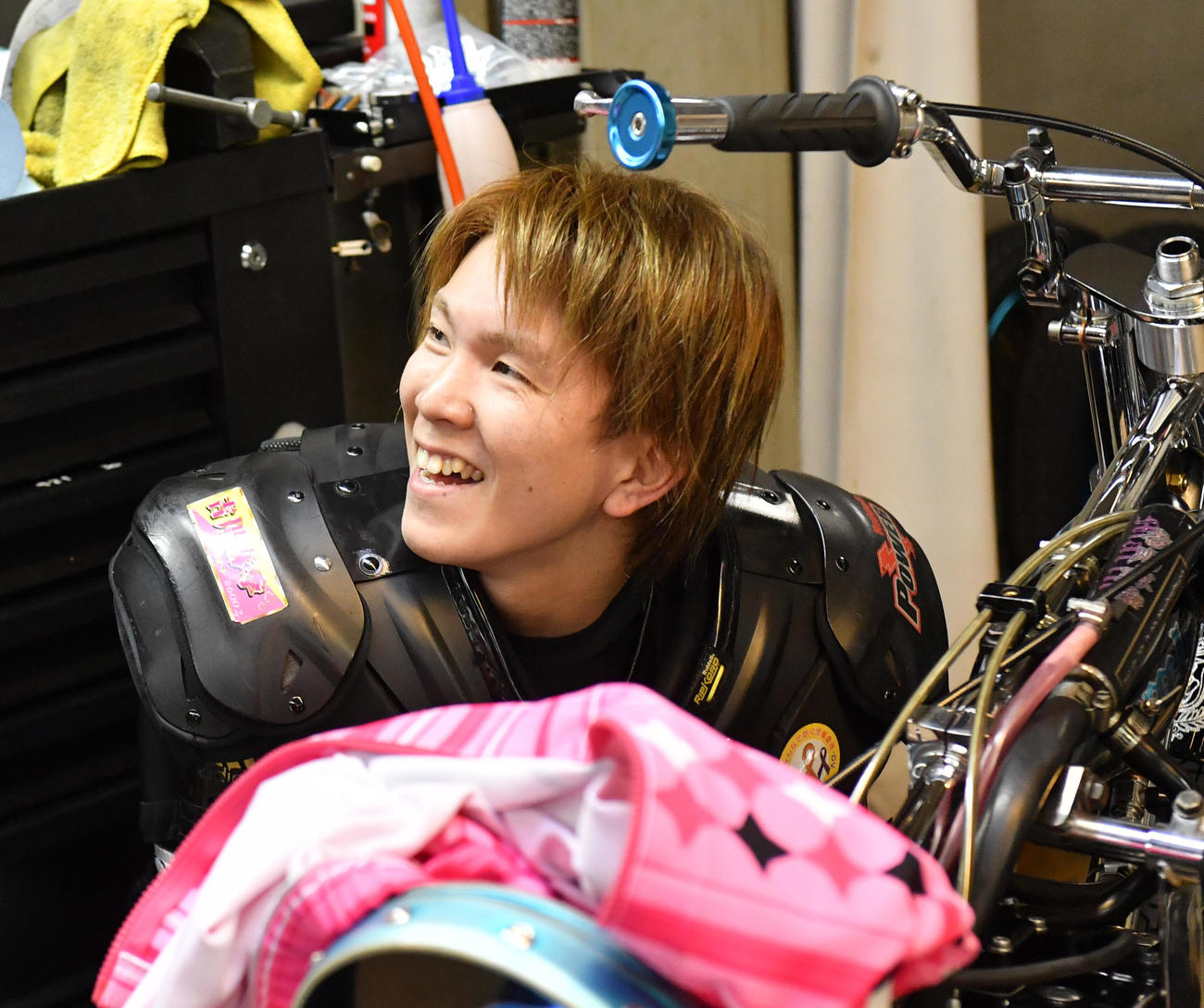 優勝戦に向けマシンを整備する鈴木圭一郎（撮影・柴田隆二）