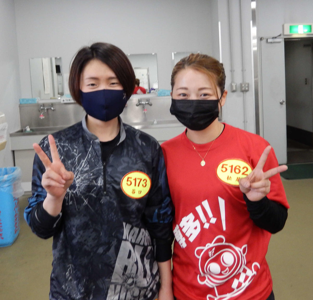 エース23号機を引いた松尾怜実（右）が、同期の谷口佳蓮と初白星を予言する？　笑顔のピースサイン
