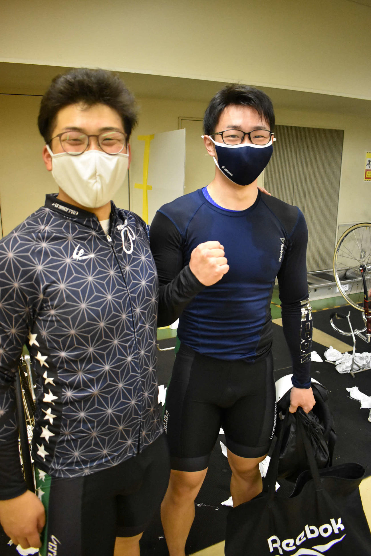 男子新人戦のオープニングを飾った木村佑来は先輩桜井祐太郎のねぎらいに笑顔