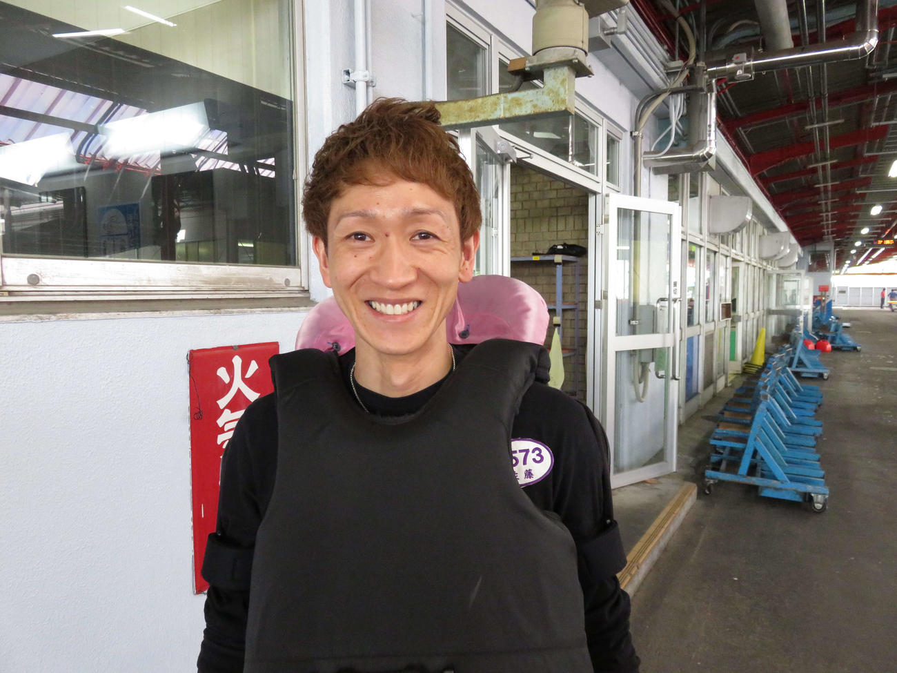 妻・土屋南の出産の知らせに笑みを浮かべる佐藤翼（撮影・窪寺伸行）