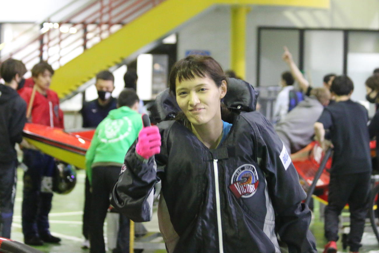 準優11R2着に入り、女子唯一の優出を決めた渡辺優美がサムアップポーズ