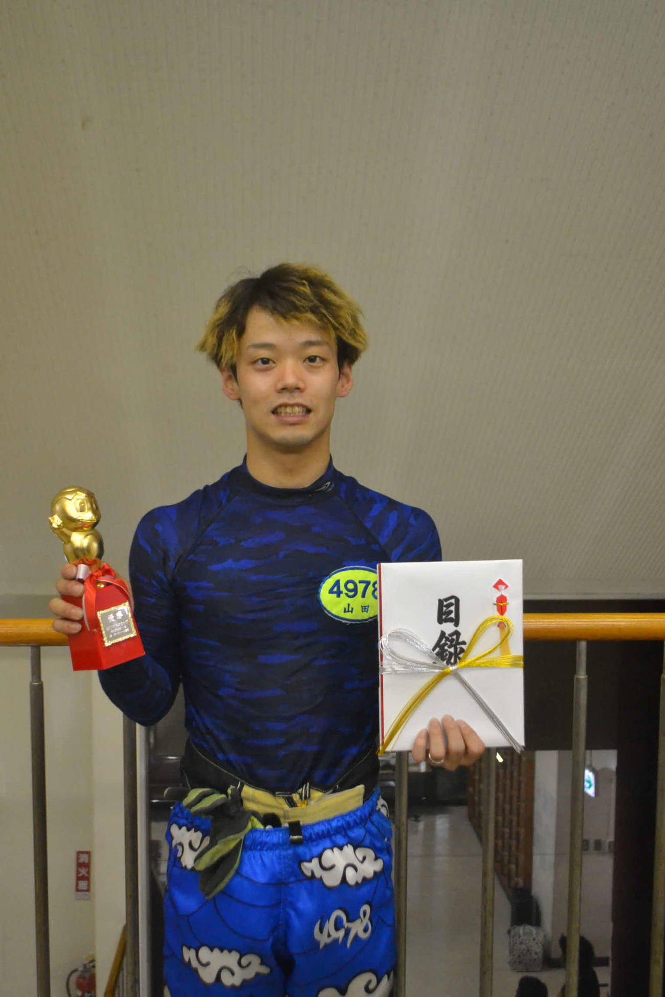 デビュー4年目で初優勝を飾った山田和佐は、トロフィーと目録を手に笑顔を見せた